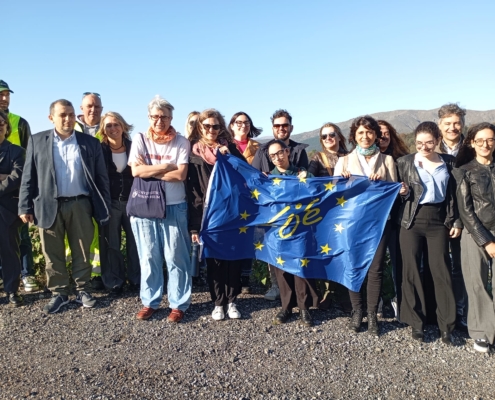 Foto de grupo en Monte Scarpino con la bandera LIFE