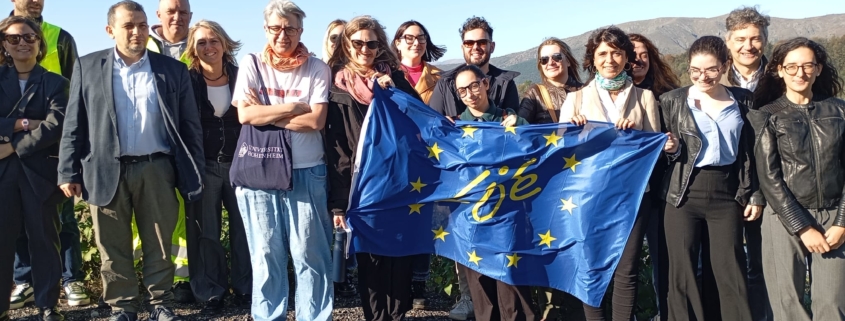 Foto de grupo en Monte Scarpino con la bandera LIFE